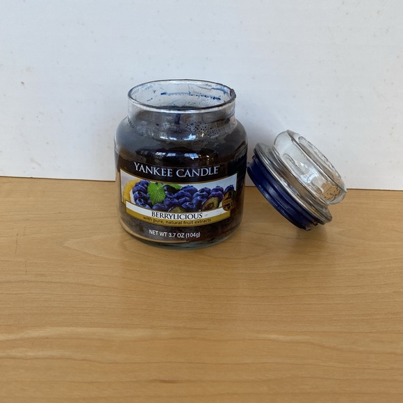 Yankee candle berrylicious 3.7 ounces candle new with lid - Picture 4 of 6